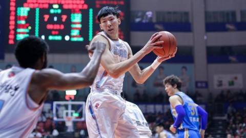 临沂主场那股子辣椒面的味儿，还记得吗？山东大汉们啃下新疆这场硬仗真叫一个舒坦！