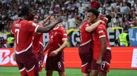 美国男篮热身赛险胜德国，詹姆斯末节4分钟11分定乾坤