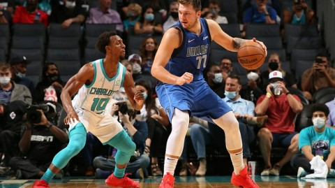 那场球看得人心里直痒痒：独行侠咋就在黄蜂这儿栽了俩跟头？