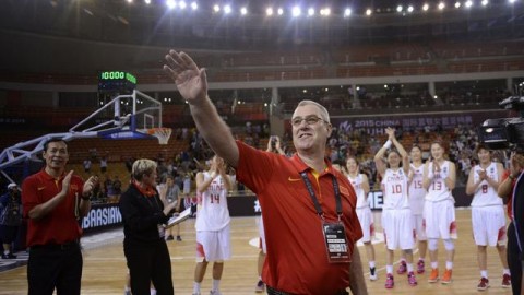 武汉洪山体育馆那夜的热闹！中国女篮用一场“妇女节大餐”给捷克上课，张子宇那2米26的身高真不是盖的