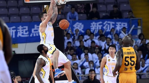 沈梓捷再伤退揪心，廖三宁压哨三分救命！北控这场球赢得太刺激