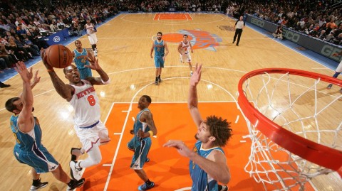 球馆里的冰火两重天：当纽约的聚光灯照向夏洛特的孤胆英雄