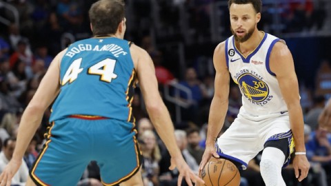 太狠了！活塞这“绞肉机”打法把库里打下场，勇士这都能差点翻盘？