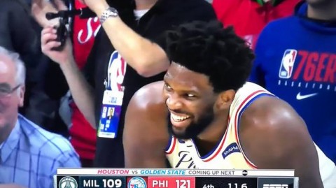 残阵掀翻魔术主场！76人这波操作看哭老球迷，恩比德缺阵反而打出了久违的团队篮球？