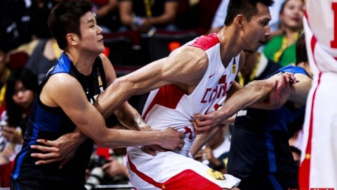 亚锦赛开门黑！扬纳基斯首秀遇阻，中国男篮59-63负韩国创16年尴尬纪录