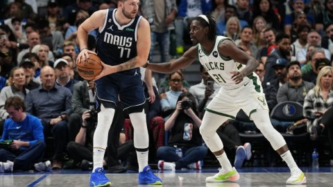 激战密尔沃基！独行侠华丽进攻下半场突然“断电”，雄鹿这四连胜赢得真带劲