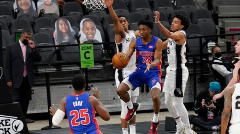 活塞终于赢了！艾维和海斯把步行者主场变成“消音”现场，这一仗打得太解气