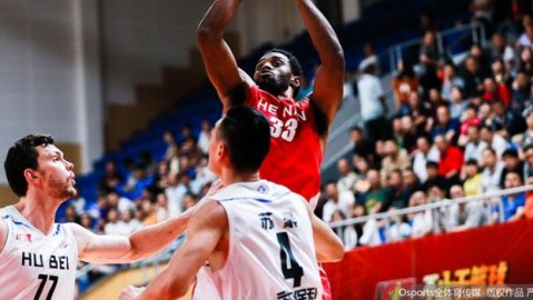 那夜的贺龙体育馆，不止是篮球，是我们冻红鼻子也舍不得眨眼的江湖