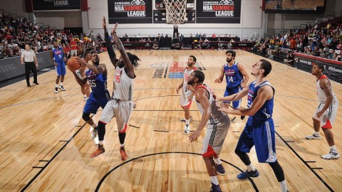 都说夏联是打酱油？看了这场开拓者打76人，我才晓得啥叫玩命！崔永熙那俩三分简直了