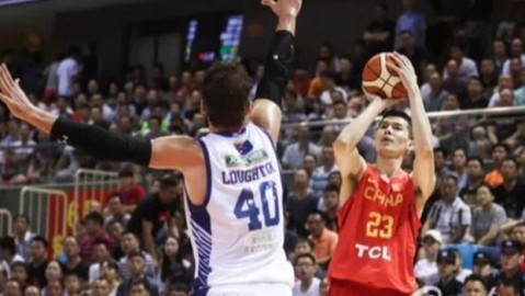 加州夏日的那抹红：当中国男篮在萨克拉门托遇上黄蜂，咱心里头那个五味杂陈