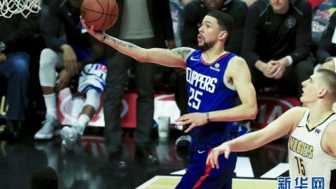 这球看得我直拍大腿！开拓者马刺这场“菜鸟互啄”咋还啄出花儿来了？