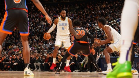 湖人的家被尼克斯拆了？老詹三双也带不动！这帮“客场虫”真是让人又爱又恨