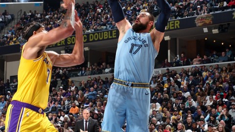 浓眉空砍双二十，莫兰特三双暴走！湖人客场不敌灰熊暴露致命短板