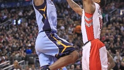 这球看的真过瘾！猛龙和灰熊这场硬仗，比咱村头吵架还热闹