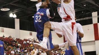 海风裹着鱼腥味儿，从普陀体育馆的缝隙里钻进来，那一晚，整个舟山都在发抖。不是因为冷，是因为浙BA小组赛第14轮那场球，把人看得心脑血管都要爆掉了。