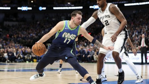 标题：达拉斯夜未眠：一场青春风暴与老辣算计的篮球课