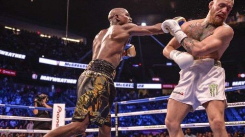 以下是基于您提供的框架，结合11月28日（北京时间11月29日）迈克·泰森（Mike Tyson）对阵小罗伊·琼斯（Roy Jones Jr.）表演赛的深度复盘文章。