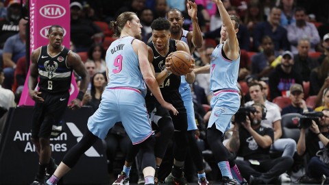 巴特勒硬汉传说：当字母哥摔出赛场，这支迈阿密热火教会雄鹿什么叫“季后赛”