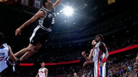 生死战上惨烈一幕！浓眉哥被打到眼退场，勇士主场硬生生把悬念拉了回来