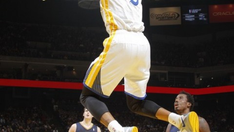 狂扔32分！那个被低估的孩子终于爆发，勇士这波血赚，鹈鹕主场鸦雀无声