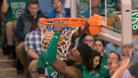 那场球，芝加哥的风都带着点不服气！骑士硬是把公牛的主场给“偷”了