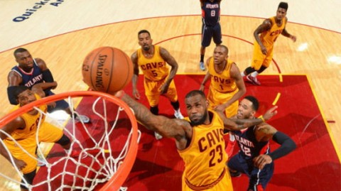 骑士横扫老鹰，詹姆斯加时封神：2015东决的绝对统治与60胜神话的破灭