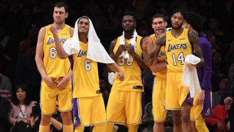 这剧本都不敢这么写！雄鹿让14分逆转尼克斯，字母哥这是开了“无双”模式吧？