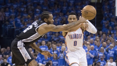 狂砍34分拒绝横扫！雷霆第三节40分摧毁马刺，SGA率队21分大破西部第二