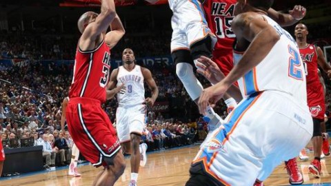 那一夜，库里扛着炸药包冲进印第安纳，最后却倒在了“意外”脚下