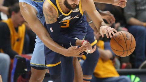 这场球看得我血压飙升！爵士和老鹰这是商量好要演我们？