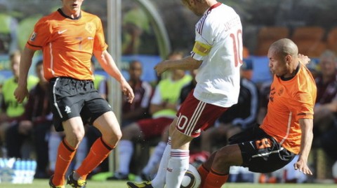 荷兰2-0丹麦：乌龙球改写的胜利，橙衣军团功利开启争冠之路