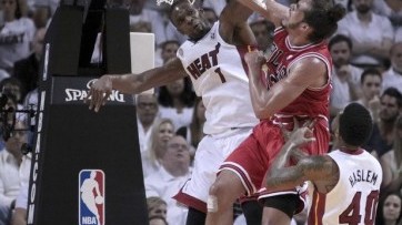 标题：詹皇三双导演27分史诗逆转！热火98-95险胜骑士豪取24连胜