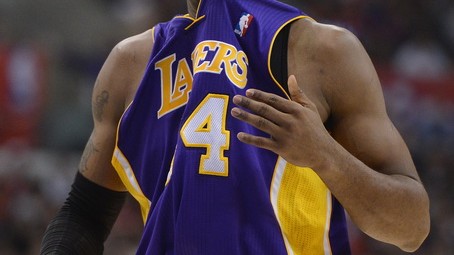 那一夜，斯台普斯中心的“鬼”打墙：湖人到底被谁拽了后腿？