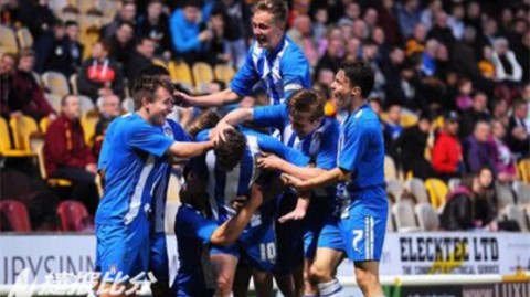 英乙升级关键战补时连进3球！索尔福德城2-1绝杀诺茨郡，三队同分升级区大乱