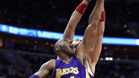 老詹绝杀助攻！浓眉伤退后这口“气”，湖人终究是憋住了