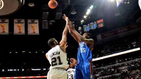 米奇·约翰逊时代开门黑！雷霆主场大胜马刺锁定西部榜首，新帅首秀遭遇双重打击