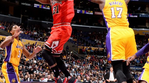 湖人这防守是把胡椒撒进眼里了？惨败公牛夜，老詹浓眉心里苦啊