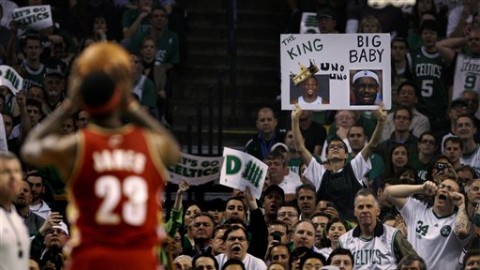 米切尔42分导演22分大逆转！骑士客场掀翻绿军，东部季后赛格局一夜变天