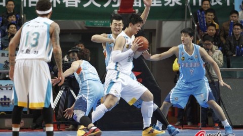新疆男篮拿下开门红却让人捏把汗？福建虽败犹荣，特莱斯这外援真不赖！