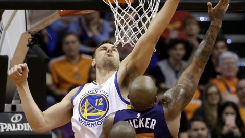 库里这记三分把篮筐都射穿了！太阳三巨头合砍71分照样输球，勇士这比赛看得我心脏受不了