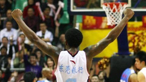 广州主场掀翻山东！郭艾伦意外伤退引泪目，这场球看得我五味杂陈