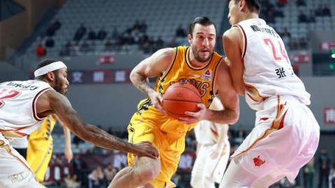 黄龙体育馆的“烤肉”摊子，青岛小伙被广厦这一锅乱炖整服了！