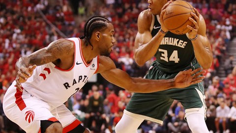 东决天王山前哨战：伦纳德52分钟血战双加时，猛龙118-112力克雄鹿扳回一城