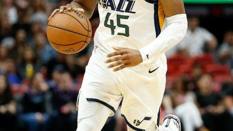 爵士主场降维打击开拓者！克拉克森30分杀疯了，艾顿空砍22+10成无奈背景板