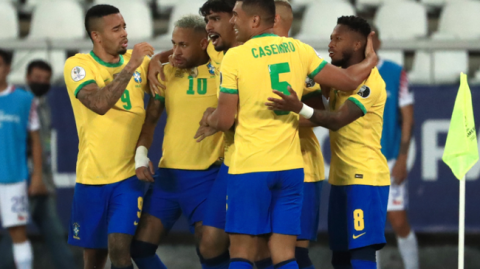 标题：内马尔帽子戏法定乾坤，巴西3-1击退秘鲁晋级美洲杯决赛