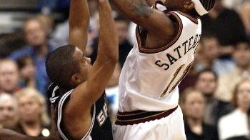 高原“上课铃”：马刺三连败背后，约老师给文班亚马的“成人礼”