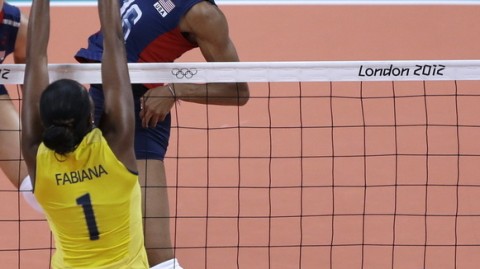 铁壁压阵！美国女排3-1击退巴西，拉斯维加斯上演拦网盛宴