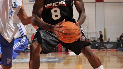 夏季联赛的冷与热：雄鹿二阵容打懵太阳，那个2米31的“大竹竿”终于硬了一回！