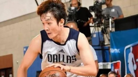 泪崩！浓眉空砍40+9拼到受伤，却换不来总经理一个正眼？独行侠这赛季输得真窝囊