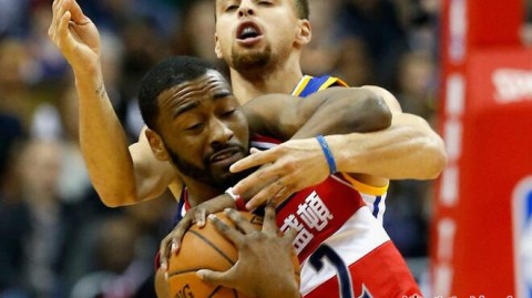 标题：三叉戟合砍77分！残阵勇士主场5分险胜奇才，连续4个赛季完成横扫